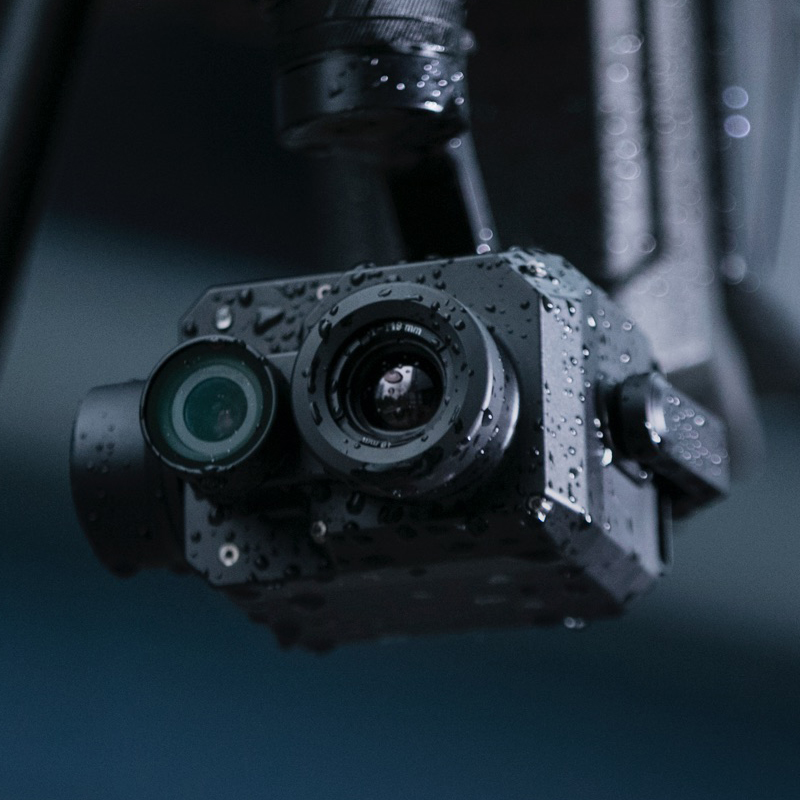 XT2無人機(jī)雙光熱成像相機(jī),熱成像與4K可見光傳感器結(jié)合，內(nèi)置機(jī)器智能技術(shù),大疆與FLIR聯(lián)合打造下一代行業(yè)無人機(jī)影像解決方案—禪思XT2雙光熱成像相機(jī)。
熱成像與4K可見光傳感器結(jié)合，內(nèi)置機(jī)器智能技術(shù)，禪思XT2能隨時(shí)提供關(guān)鍵信息，
助用戶掌握先機(jī)，將感知能力與作業(yè)效率提升至全新高度。禪思XT2集成FLIR高精度熱成像傳感器和4K可見光傳感器，可同時(shí)錄制、傳輸熱成像與可見光影像。
相機(jī)與大疆行業(yè)飛行平臺(tái)無縫結(jié)合，提供便捷直觀的操控。工業(yè)級(jí)防護(hù)設(shè)計(jì)大幅提升可靠性，讓XT2在嚴(yán)苛環(huán)境下穩(wěn)定工作。