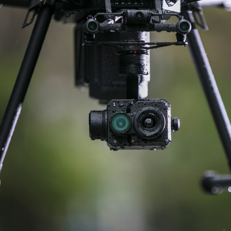 XT2無人機(jī)雙光熱成像相機(jī),熱成像與4K可見光傳感器結(jié)合，內(nèi)置機(jī)器智能技術(shù),大疆與FLIR聯(lián)合打造下一代行業(yè)無人機(jī)影像解決方案—禪思XT2雙光熱成像相機(jī)。
熱成像與4K可見光傳感器結(jié)合，內(nèi)置機(jī)器智能技術(shù)，禪思XT2能隨時(shí)提供關(guān)鍵信息，
助用戶掌握先機(jī)，將感知能力與作業(yè)效率提升至全新高度。禪思XT2集成FLIR高精度熱成像傳感器和4K可見光傳感器，可同時(shí)錄制、傳輸熱成像與可見光影像。
相機(jī)與大疆行業(yè)飛行平臺(tái)無縫結(jié)合，提供便捷直觀的操控。工業(yè)級(jí)防護(hù)設(shè)計(jì)大幅提升可靠性，讓XT2在嚴(yán)苛環(huán)境下穩(wěn)定工作。