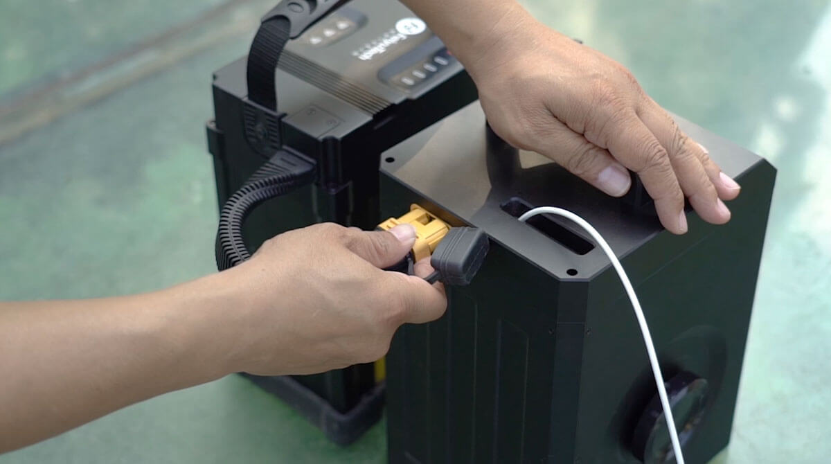 飛宇無人機(jī)充電寶 小型無人機(jī)系留系統(tǒng),飛宇無人機(jī)充電寶 小型無人機(jī)系留系統(tǒng),無人機(jī)充電寶是專為DJI精靈（Phantom）系列和御系列無人機(jī)打造的長航時留空系統(tǒng)。該系統(tǒng)由機(jī)載電源和一體地面電源組成，通過合金供電線將地面電池的能量源源不斷的傳送給飛行器，使其突破電池容量限制，讓用戶擁有更充裕的時間享受飛行的樂趣。