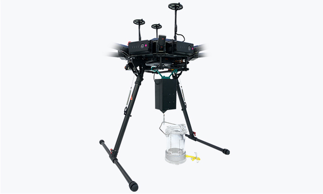無(wú)人機(jī)取水模塊 適用于大疆M600 M300 RTK系列,0~30米采水 實(shí)時(shí)水溫顯示 快拆設(shè)計(jì),瞰云QY1.0智能取水裝置，專為環(huán)保和應(yīng)急領(lǐng)域的水體采樣設(shè)計(jì)，是一款可適配于多種主流型號(hào)無(wú)人機(jī)的高性能環(huán)保取水模塊，具有不受環(huán)境地形限制、取樣機(jī)動(dòng)性高、效率高、有效降低人員作業(yè)風(fēng) 險(xiǎn)等諸多優(yōu)勢(shì)。產(chǎn)品操作簡(jiǎn)單，一鍵水體式采樣，環(huán)境適應(yīng)能力強(qiáng)，能采集江河水、湖泊水、海水、水庫(kù)、及其他液體樣品。