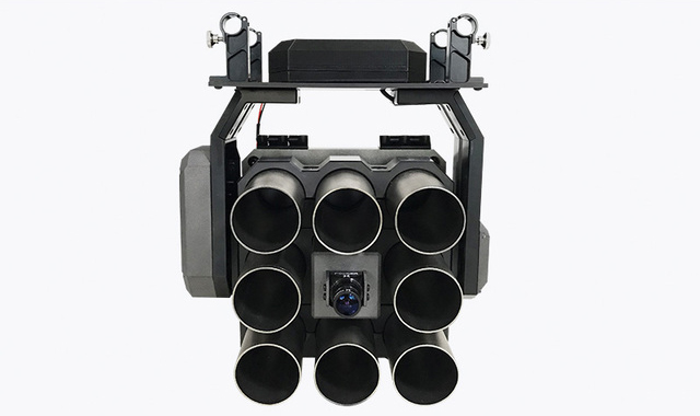 無(wú)人機(jī)煙霧催淚彈發(fā)射器適配大疆M600如風(fēng)等防暴反恐維穩(wěn)利器,反恐防暴 戰(zhàn)術(shù)配合 維穩(wěn)利器,本發(fā)射器產(chǎn)品可適用于無(wú)人機(jī)安防以及救援等多個(gè)領(lǐng)域?？蓲燧d標(biāo)準(zhǔn)38mm 八枚彈藥，可選配催淚彈、爆震彈、煙霧彈、閃光彈、炫目彈等。
