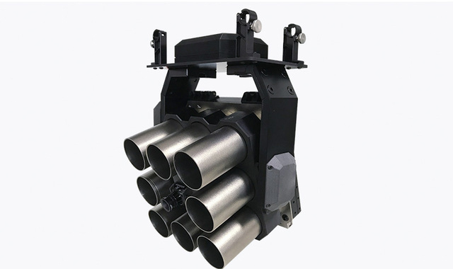 無(wú)人機(jī)煙霧催淚彈發(fā)射器適配大疆M600如風(fēng)等防暴反恐維穩(wěn)利器,反恐防暴 戰(zhàn)術(shù)配合 維穩(wěn)利器,本發(fā)射器產(chǎn)品可適用于無(wú)人機(jī)安防以及救援等多個(gè)領(lǐng)域?？蓲燧d標(biāo)準(zhǔn)38mm 八枚彈藥，可選配催淚彈、爆震彈、煙霧彈、閃光彈、炫目彈等。